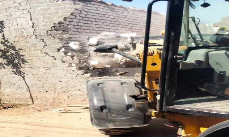 حملة مكبرة بمركز أخميم وإزالة 7 حالات تعد على أراضٍ زراعية