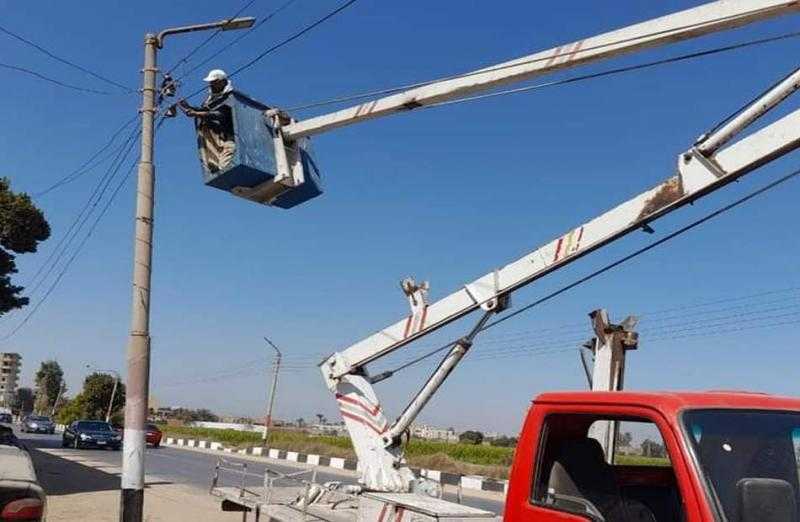 صيانة 34 كشاف إنارة في مركز السنطة بالغربية