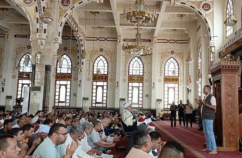 وزير الأوقاف يؤدي صلاة الجمعة بمسجد الميناء بالغردقة
