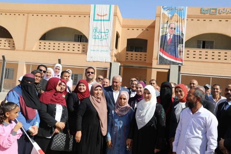 تكلفته 22 مليون جنيه.. وزيرة التضامن الاجتماعي تتفقد مشروع التأهيل الاجتماعي بالفرافرة| صور