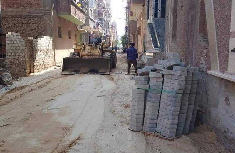 تركيب ”إنترلوك” في شوارع ديروط الضيقة وفقًا لخطة التطوير والتجميل بأسيوط| صور