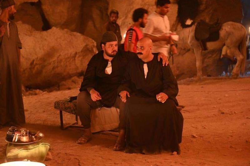 كانت هتبقى ناقصة كتير.. حاتم صلاح يوجه رسالة شكر لضيوف شرف مسلسله الجديد على باب العمارة