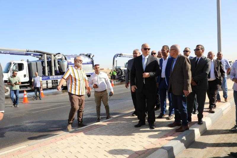 محافظ القاهرة يشهد تجربة محاكاة للتعامل مع سقوط الأمطار.. صور