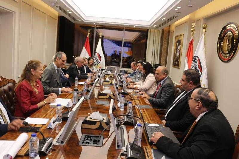 ‬ وزيرا قطاع الأعمال والاتصالات يتابعان مشروع تخطيط الموارد والتحول الرقمى