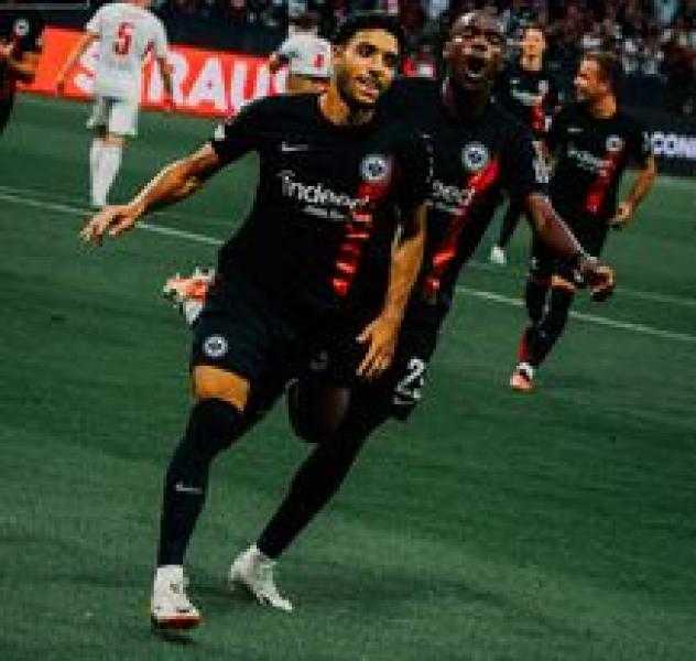 مدرب فرانكفورت: مرموش لاعب مزعج وحصل على مكافأة عمله