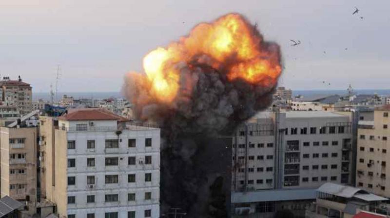 طيران الاحتلال يقصف سطح مستشفى الشفاء بغزة