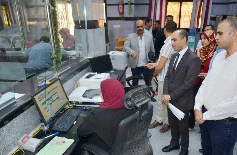 نائب محافظ سوهاج يتابع سير العمل بالمركز التكنولوجي لخدمة المواطنين بالديوان العام
