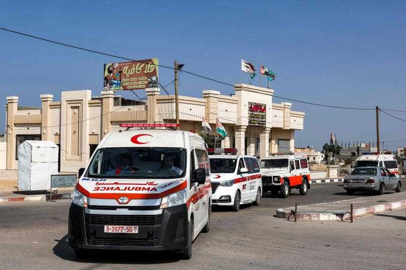 وصول 4 سيارات إسعاف تنقل مرضى من مستشفى الشفاء في غزة إلى معبر رفح