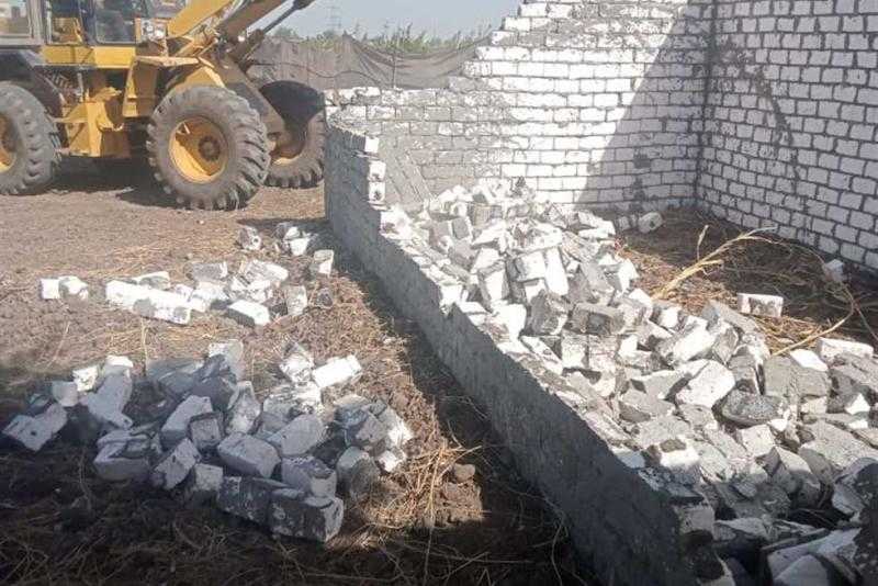 إزالة 9 حالات تعد على الأراضي الزراعية بمساحة 2104 أمتار في أرمنت