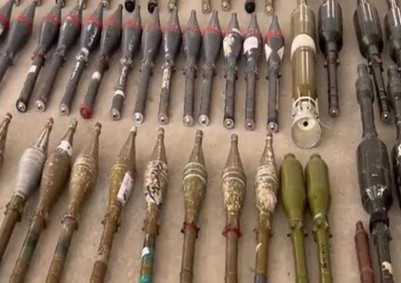 الجيش الإسرائيلي يعرض أسلحة استخدمتها حماس في هجومها المفاجئ