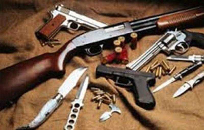 حبس 3 متهمين بحيازة أسلحة نارية وبيضاء بدون ترخيص في البساتين