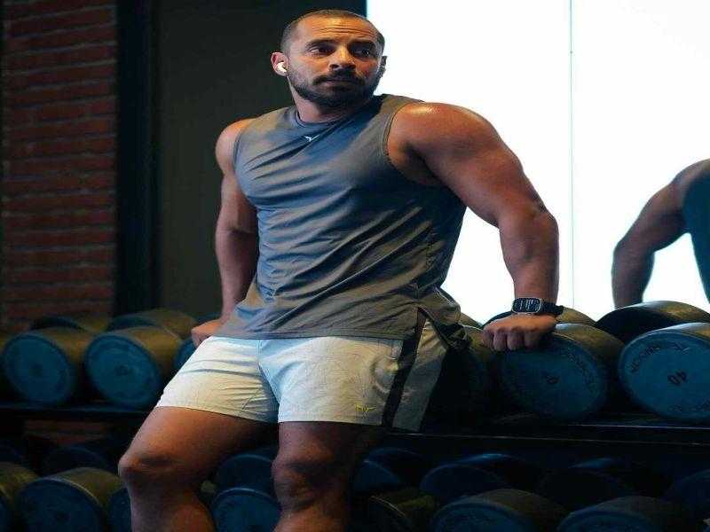 عمرو وهبة بإطلالة رياضية من داخل ”الجيم” في أحدث ظهور له | صور