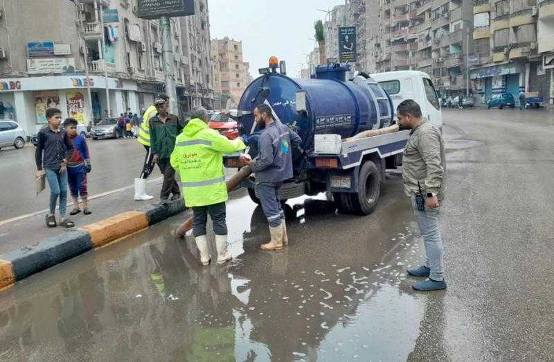 الجيزة: تمركز معدات وفرق الشفط للتعامل الفوري مع الأمطار | صور