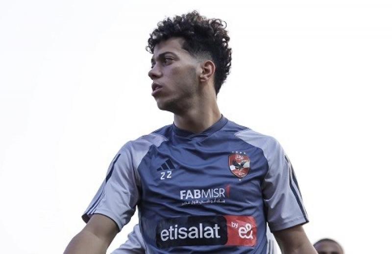 مشاجرة بين إمام عاشور ومشجع في مطار القاهرة