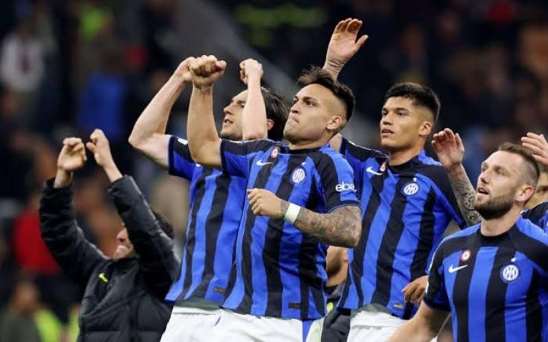 إنتر يستعيد قمة الدوري الإيطالي بثنائية في فروسينوني