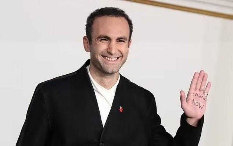 بتدوينه على كف يده.. الممثل المصري البريطاني خالد عبد الله يطالب بوقف إطلاق النار في غزة