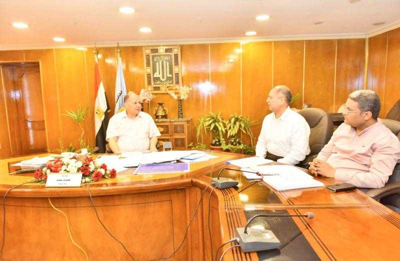 محافظ أسيوط يؤكد أهمية التنسيق بين الجهات المعنية بملف الاستثمار