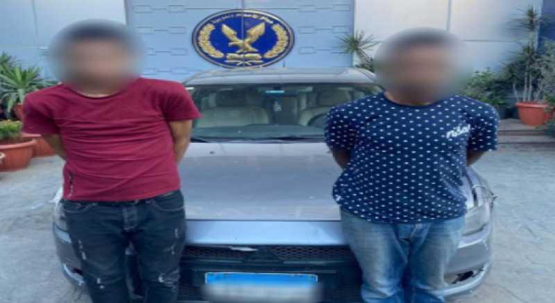 بعد النصب عليه.. سيارة المتهمين تدهس مالك سوبر ماركت خلال محاولتهما الهرب بالمقطم