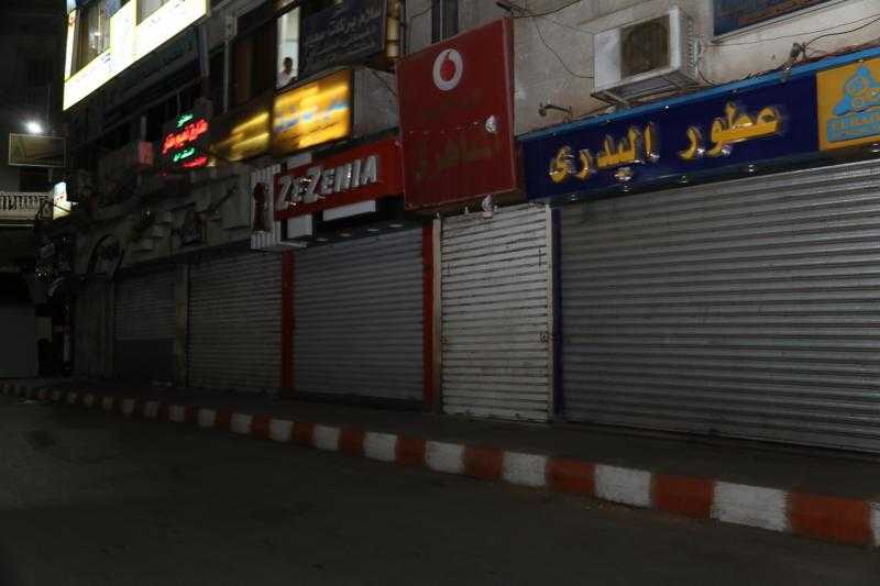 تحرير 242 مخالفة خلال 24 ساعة للمحلات التى لم تلتزم بقرار الغلق