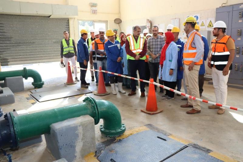 رئيس مياه الفيوم يتفقد مدى انتظام سير العمل بمحطة مياه قحافة