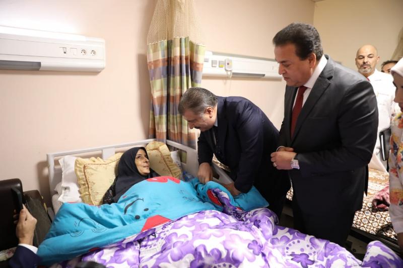 وزير الصحة ونظيره التركي يتفقدان عددا من المصابين الفلسطينيين الذين يتلقون العلاج بالمستشفيات المصرية