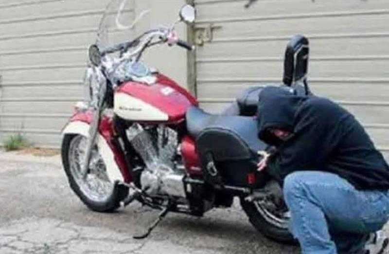 حبس عاطلين لاتهامهما بسرقة 4 موتوسيكلات بإمبابة بأسلوب قطع الضفيرة