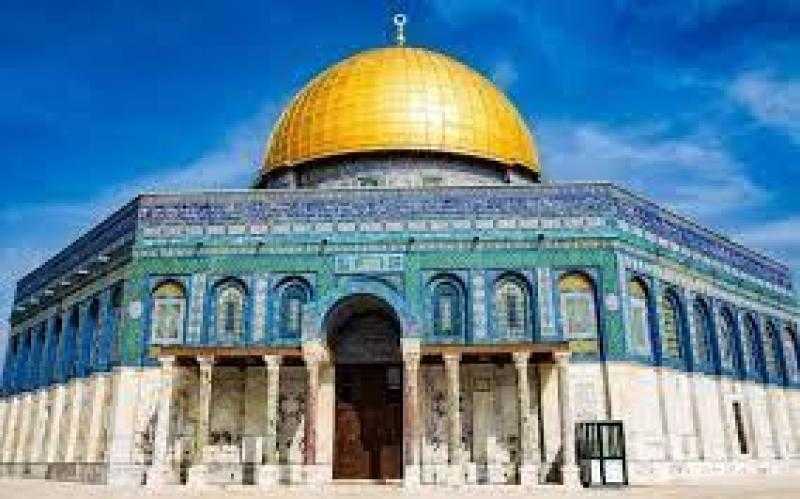 عشرات المستوطنين الإسرائيليين يقتحمون باحات المسجد الأقصى المبارك بحماية شرطة الاحتلال