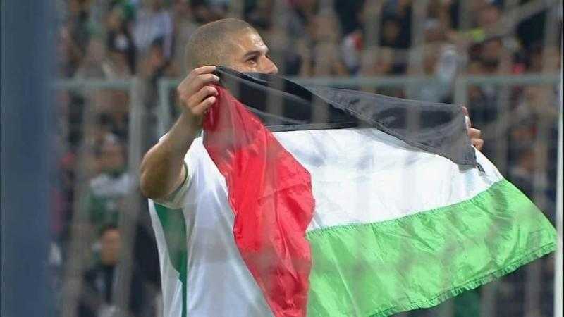 إسلام سليماني يرفع علم فلسطين في مباراة الجزائر والصومال