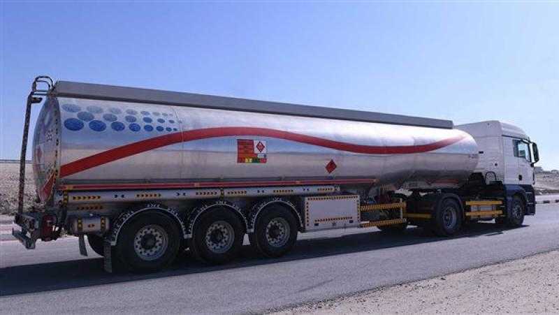 إسرائيل توافق على دخول شاحنتي وقود يوميا إلى قطاع غزة