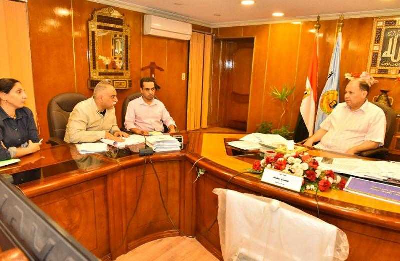 محافظ أسيوط يُناقش لائحة العمل المالية والإدارية لمركز معلومات شبكات المرافق والبنية الأساسية | صور