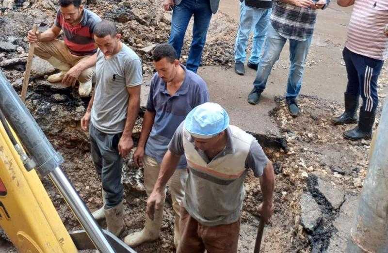 إصلاح كسر بماسورة مياه رئيسية بمنطقة المنشية في الإسكندرية