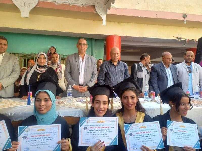 وكيل وزارة التربية والتعليم يكرم طالبات مدرسة سوهاج الصناعية بنات المتفوقات