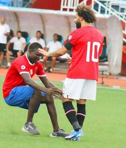 محمد صلاح يمنع مشجعا ليبيريا من تقبيل قدمه