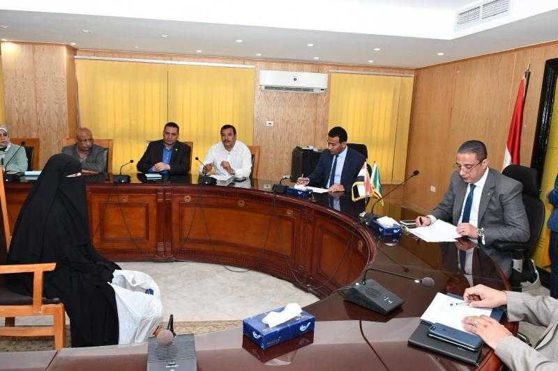 محافظ الفيوم يوجه بحل مشكلة وقوع مستنقع مياه خلف مدرسة بقرية كفور النيل