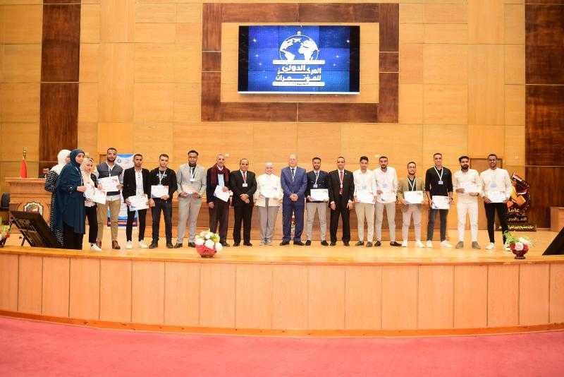 رئيس جامعة سوهاج يكرم 40 مخترعا ورائد أعمال ويفتتح معرض الابتكارات.. صور