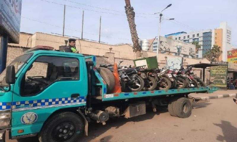 رفع 50 سيارة ودراجة نارية متروكة ومتهالكة من الشوارع بحملات مرورية