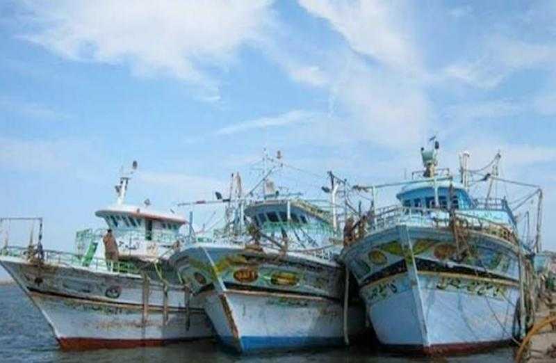 بعد استقرار الأمواج في المتوسط.. استئناف حركة الملاحة في كفرالشيخ