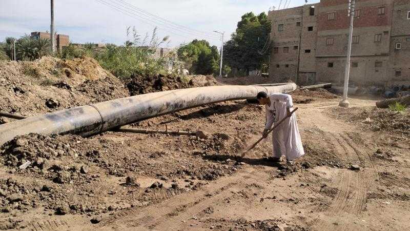 استمرار أعمال توصيل خطوط الغاز والصرف ضمن ”حياة كريمة” في قرى إسنا باللأقصر