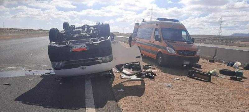 إصابة 5 أشخاص بسبب انقلاب سيارة ميكروباس بطريق السويس الصحراوي