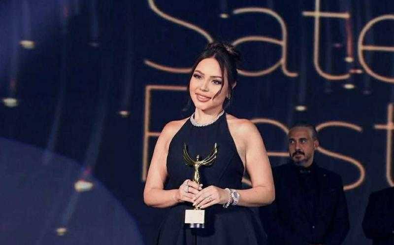أسما إبراهيم تحصد جائزة «Falcon Of The Year» من مهرجان ضيافة
