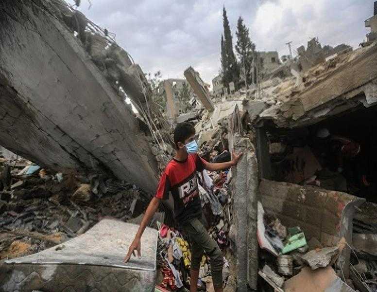 عشرات الشهداء والجرحى الفلسطينيين في غارات إسرائيلية على غزة