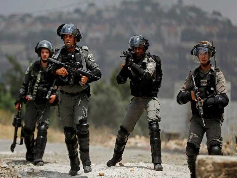قوات الاحتلال تصيب شابا فلسطينيا خلال مواجهات في مخيم قلنديا.. وتعتقل آخرا في أبو ديس