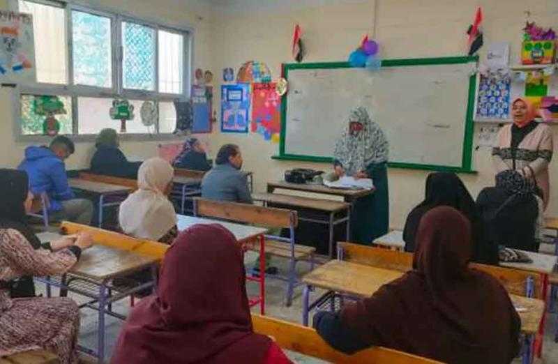 امتحان 207 مواطنين بالإسكندرية ضمن مبادرة دواوين حكومية بلا أمية
