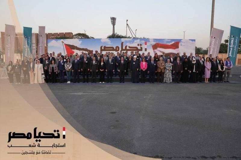 حملة المرشح عبد الفتاح السيسي تعرض لقطات من وصول الرئيس فعالية ”تحيا مصر .. استجابة شعب”