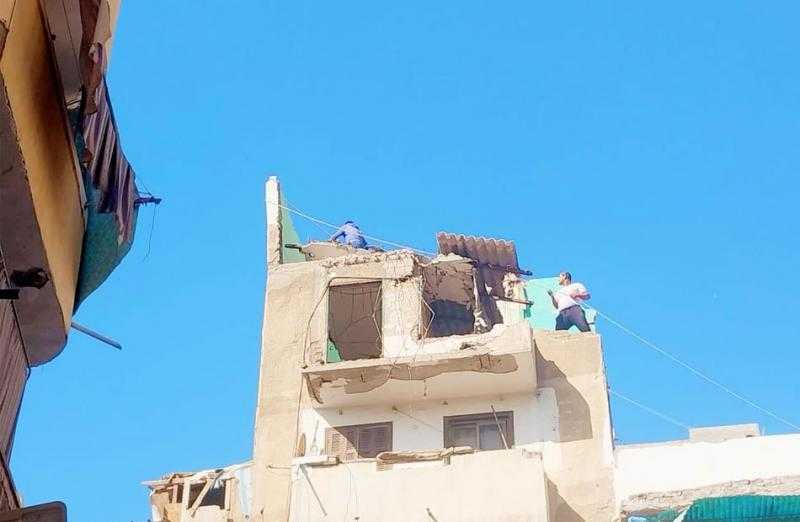 إزالة أجزاء داهمة الخطورة من عقار بمنطقة الحضرة القبلية بالإسكندرية| صور