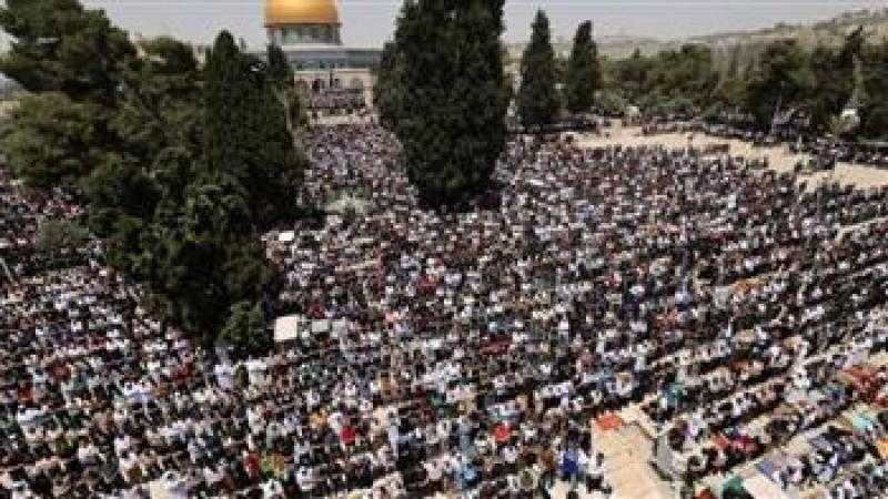 5 آلاف فلسطيني فقط يتمكنون من صلاة الجمعة بالأقصى.. والاحتلال يعتدي على المصلين بوادي الجوز