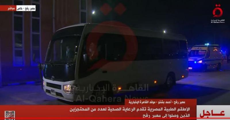 بث مباشر.. معبر رفح يستقبل المحتجزين في غزة تمهيدا لنقلهم إلى الجانب الإسرائيلي