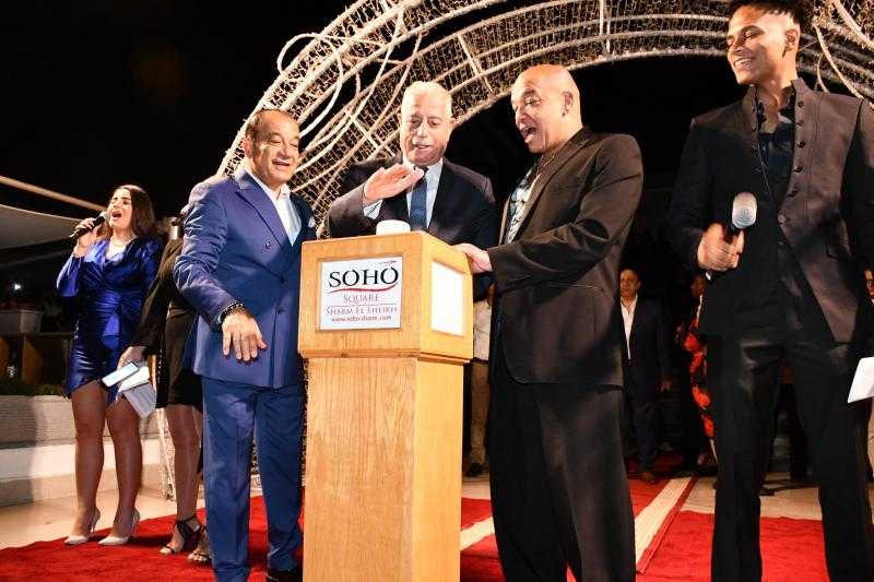 محافظ جنوب سيناء يطلق إشارة بدء إضاءة أعياد الميلاد بمنطقة سوهو سكوير.. صور