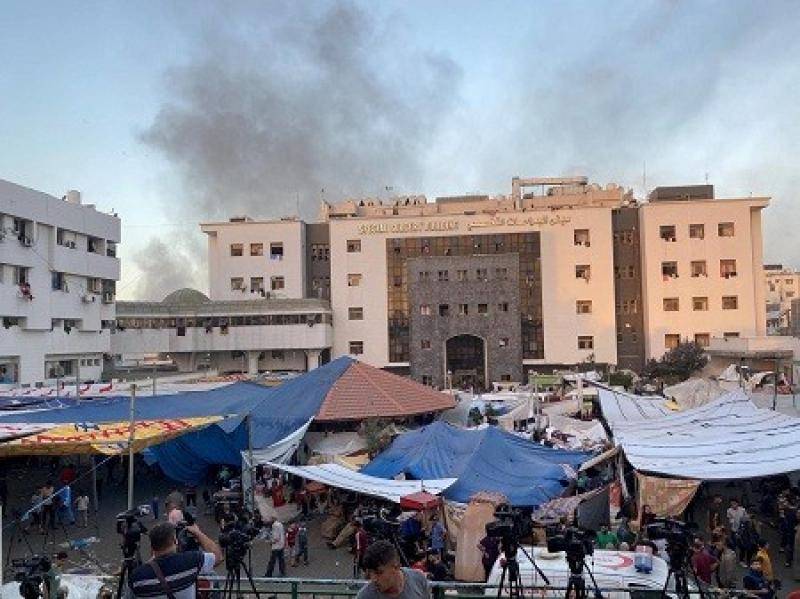 الصحة العالمية تنقل المرضى ذوي الحالات الحرجة من مستشفى الشفاء في غزة
