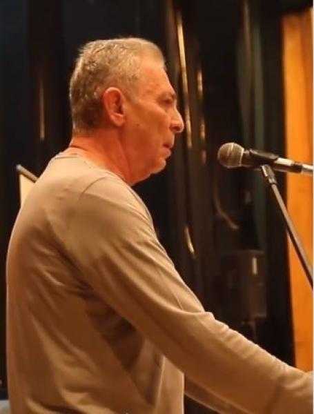 تضامنا مع أطفال غزة.. الفنان محمود حميدة يبكي وهو يقدم قصيدة «الدموع هي العيال»